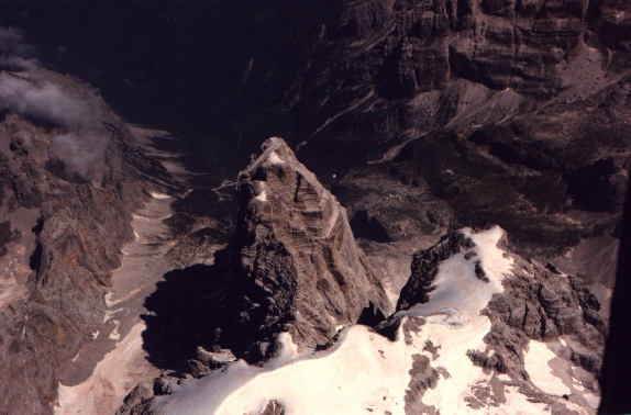 Lo sguardo verso la Val di Brenta, si scorge il rif. Brentei. In centro il Crozon, dx precipita il Neri, e in primo piano la cresta della Tosa ponto di arrivo del paracadutista che si scorge nell'immagine a destra dei Crozon sopra la via delle "Guide".  