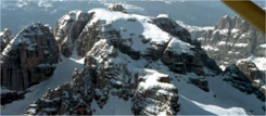 Dolomiti di Brenta Cima Ambiez e Cima Tosa 3173 m. Uno dei primi atterraggi in vetta, abbastanza facile ma molto emozionante.